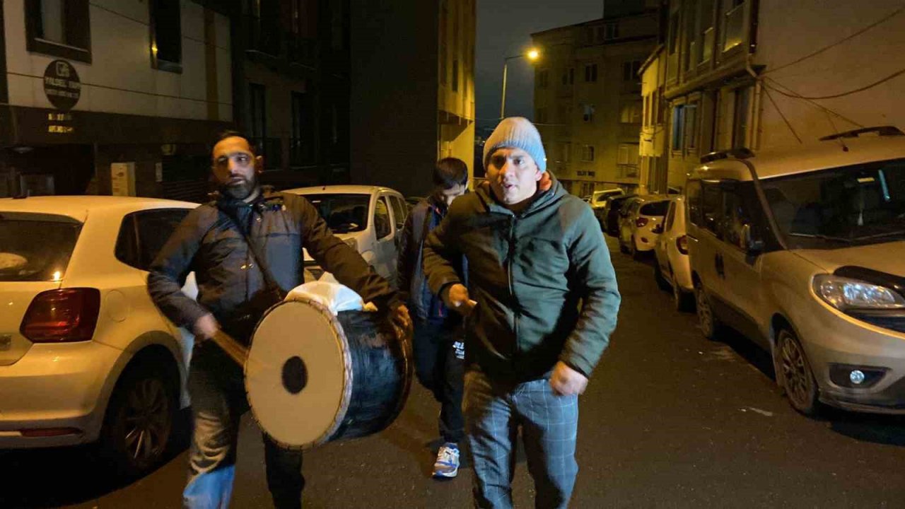 Beyoğlu’nun fenomen Ramazan davulcusu depremzedeler için mani söyledi
