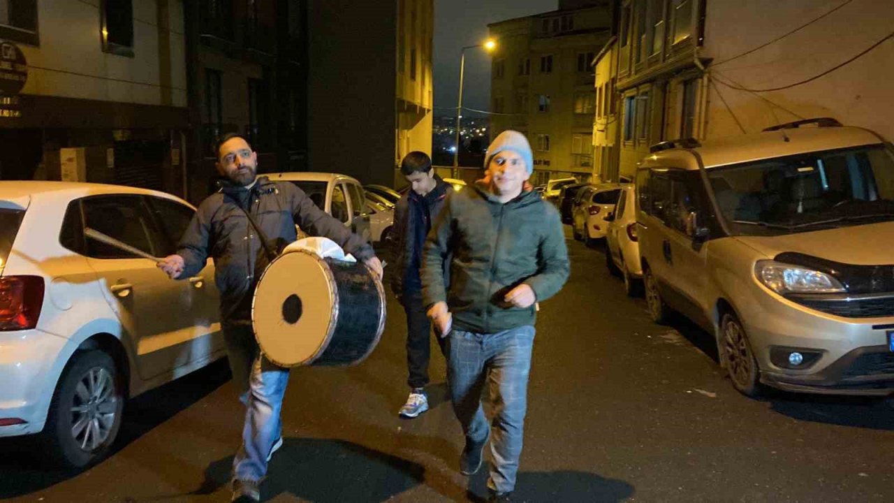 Beyoğlu’nun fenomen Ramazan davulcusu depremzedeler için mani söyledi