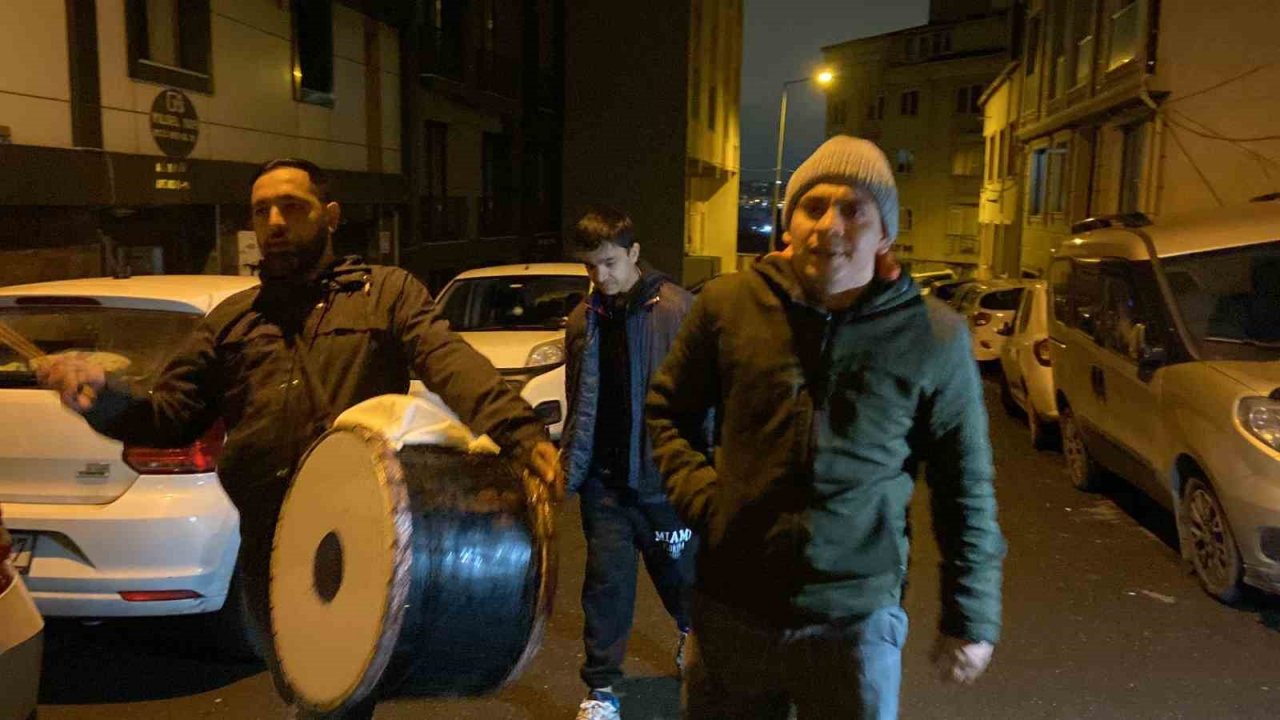 Beyoğlu’nun fenomen Ramazan davulcusu depremzedeler için mani söyledi