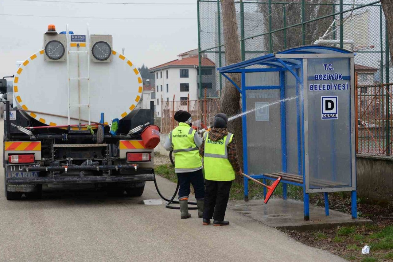 Bozüyük’te duraklar yıkanarak temizleniyor