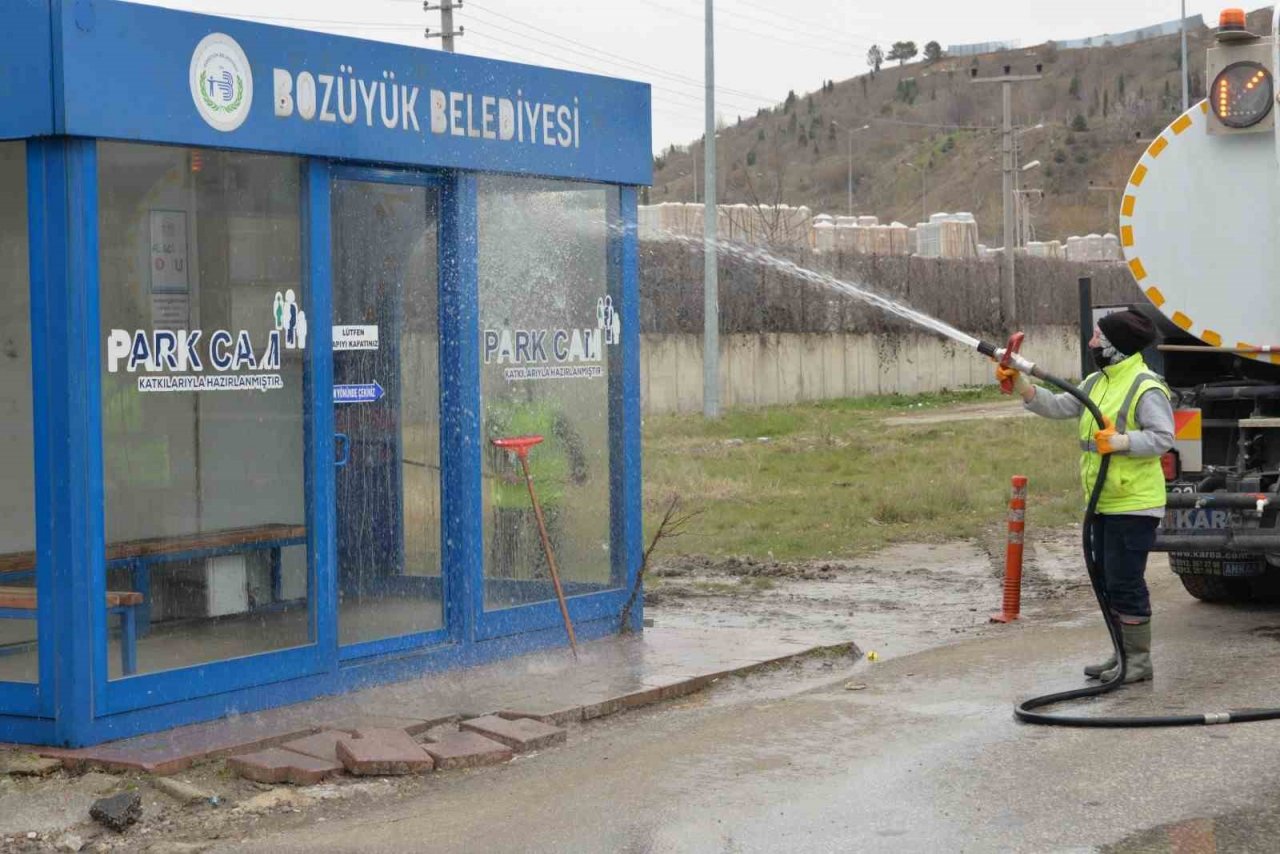 Bozüyük’te duraklar yıkanarak temizleniyor