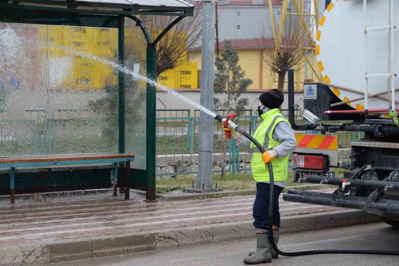 Bozüyük’te duraklar yıkanarak temizleniyor