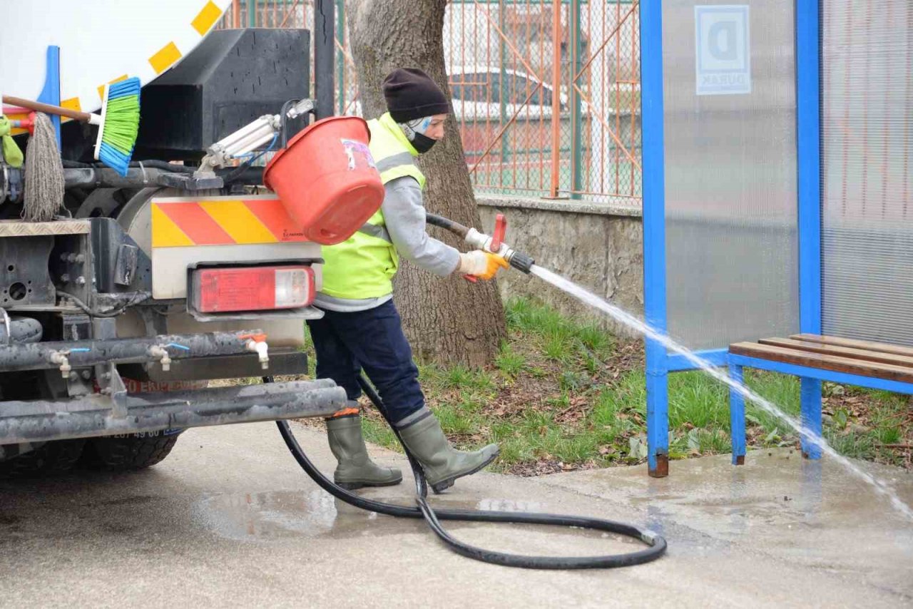 Bozüyük’te duraklar yıkanarak temizleniyor