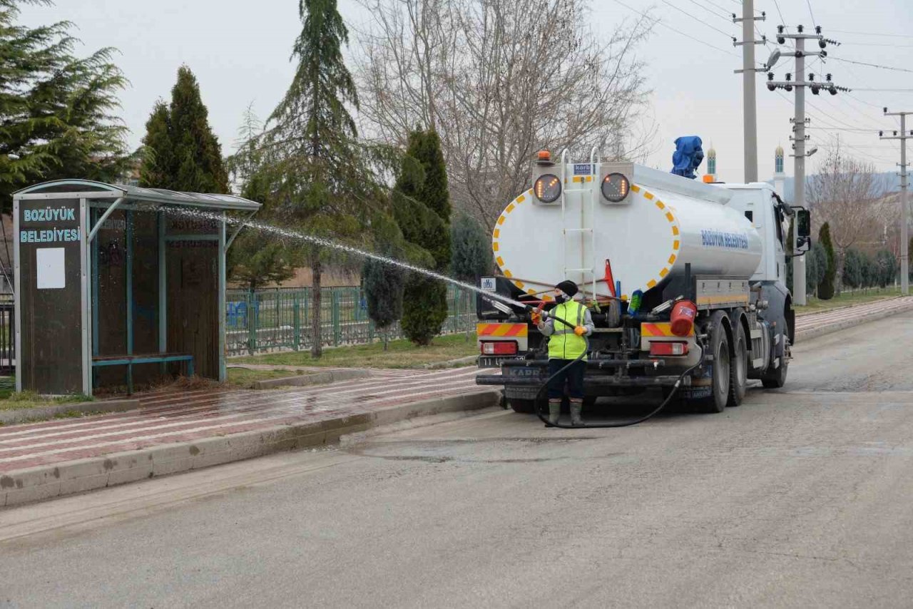 Bozüyük’te duraklar yıkanarak temizleniyor