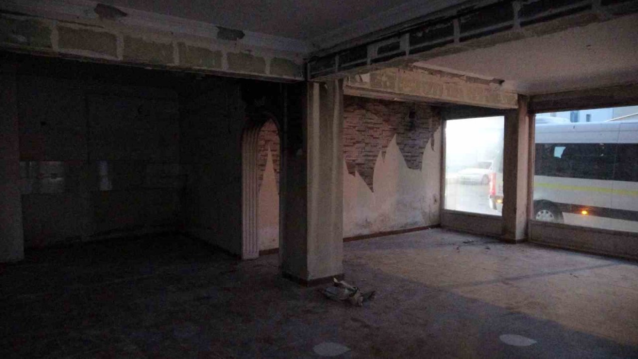 Bursa’da kiracısıyla anlaşamayan mülk sahibi, dükkanı böyle boşalttı