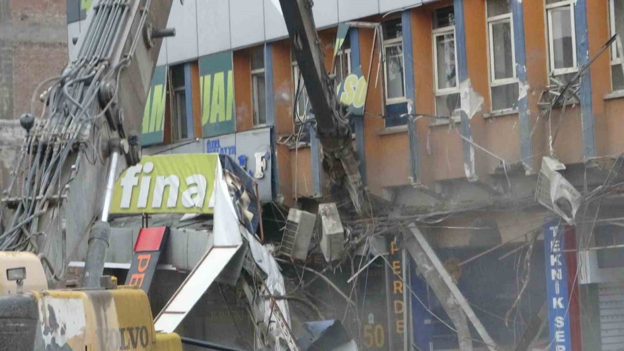 Malatya’da ağır hasarlı binaların yıkımı sürüyor
