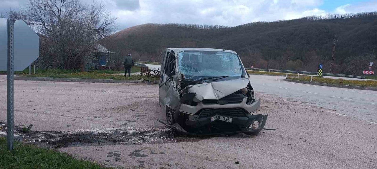 Çan’da kontrolden çıkan ticari araç elektrik direğine çarptı