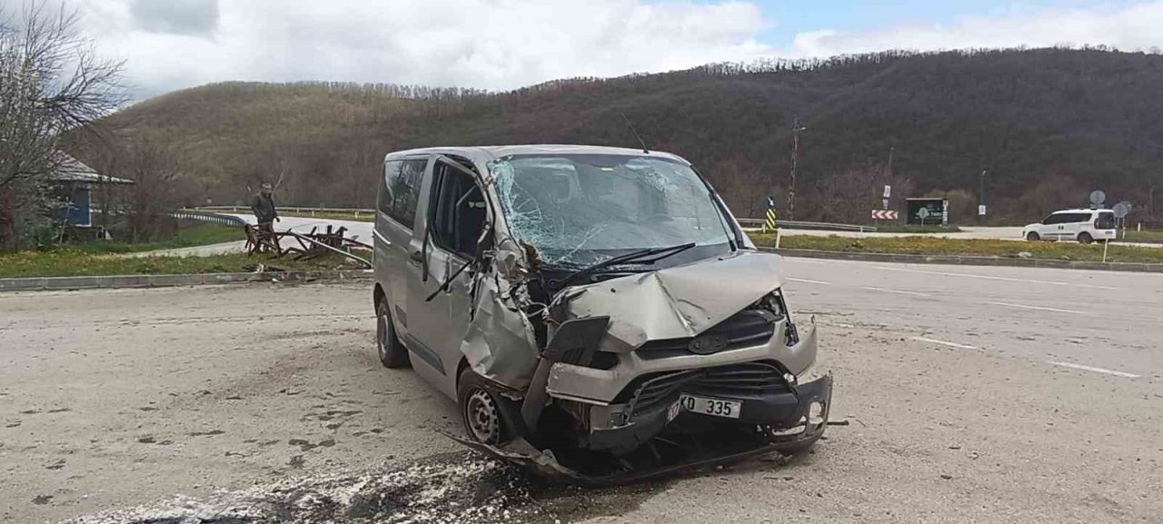 Çan’da kontrolden çıkan ticari araç elektrik direğine çarptı