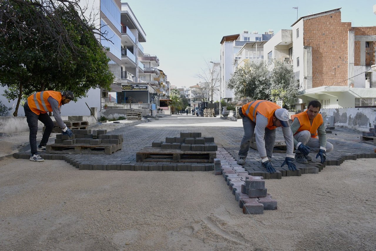 Kuşadası Cumhuriyet Mahallesi’nde yol çalışması sürüyor