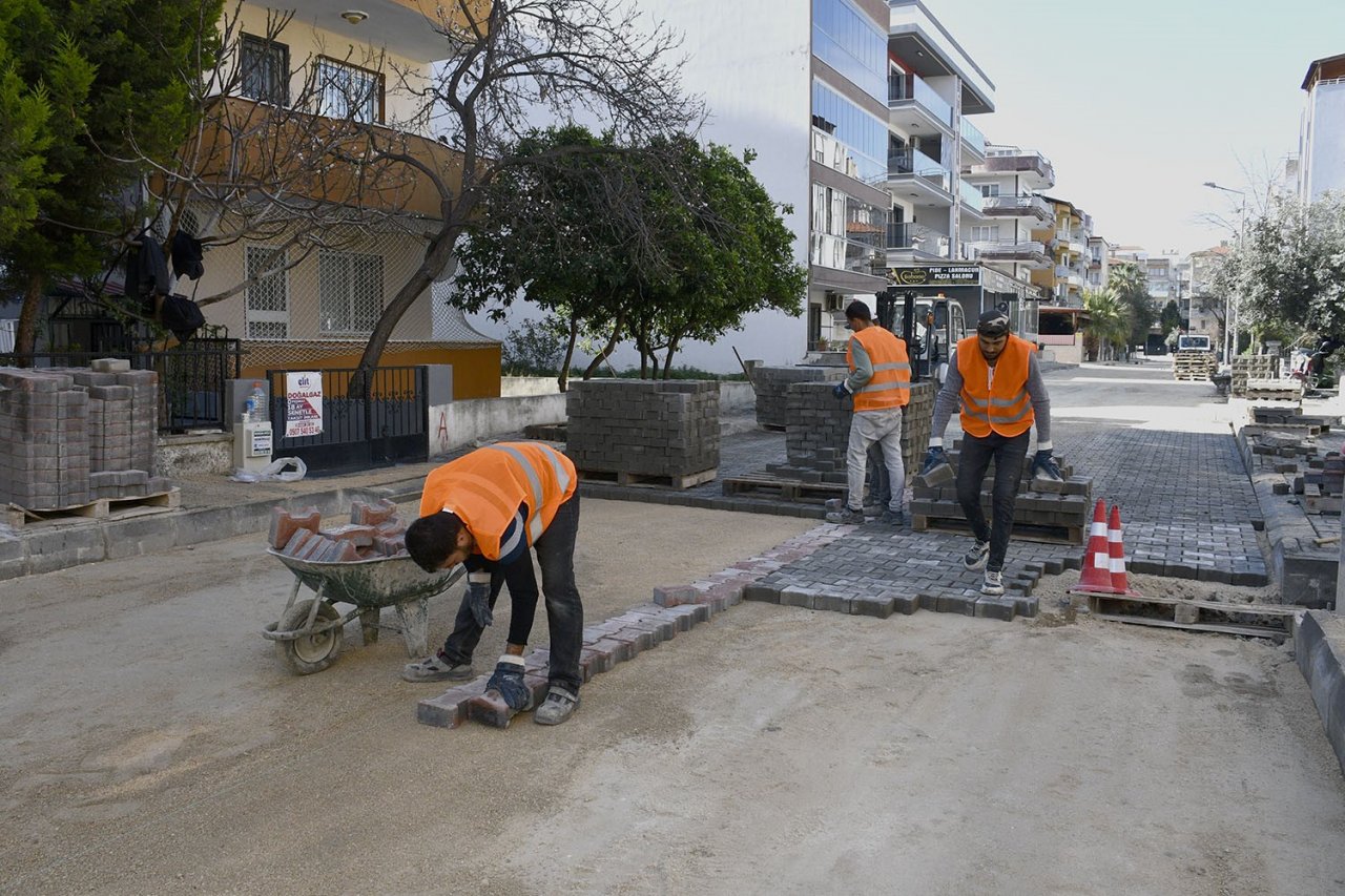 Kuşadası Cumhuriyet Mahallesi’nde yol çalışması sürüyor