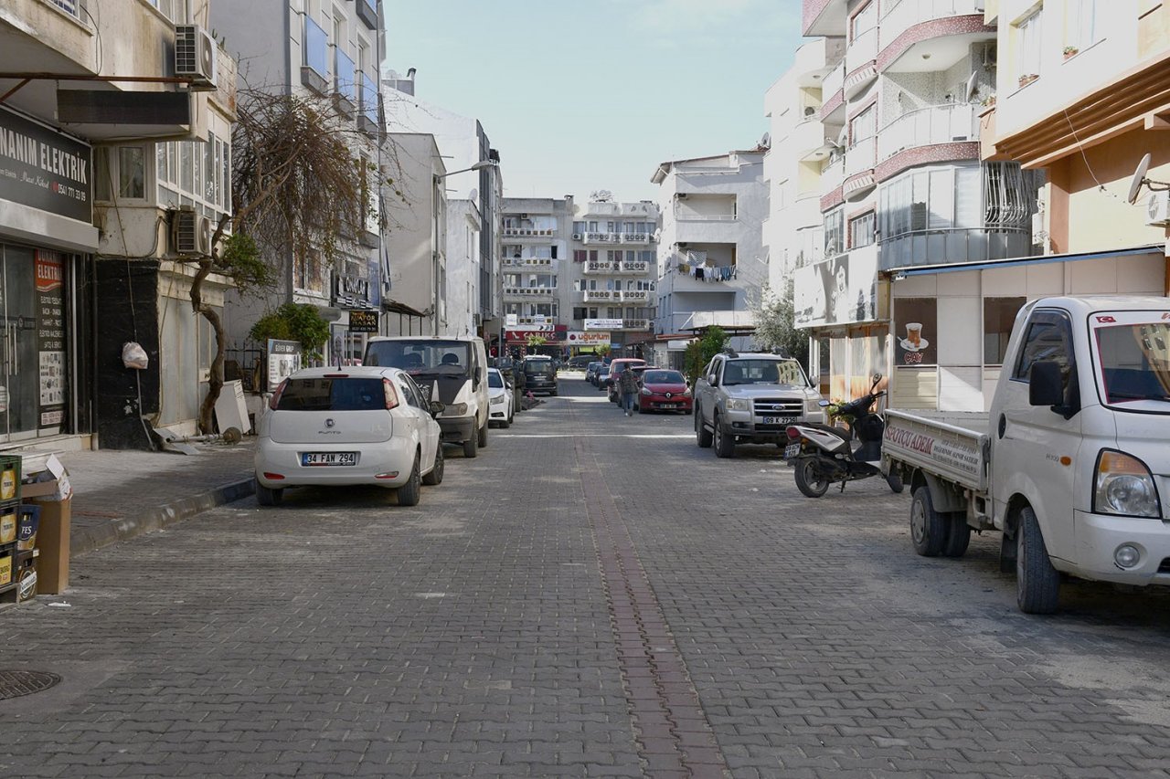 Kuşadası Cumhuriyet Mahallesi’nde yol çalışması sürüyor