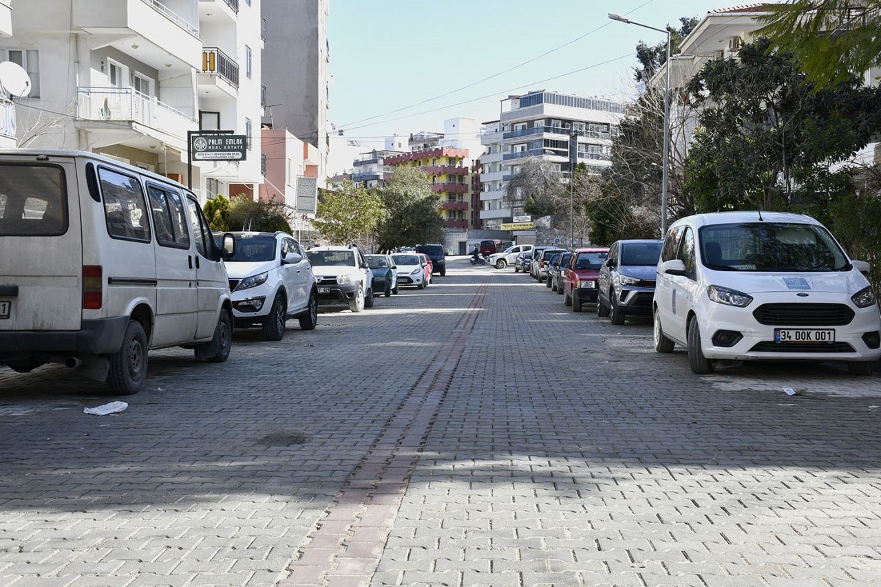 Kuşadası Cumhuriyet Mahallesi’nde yol çalışması sürüyor