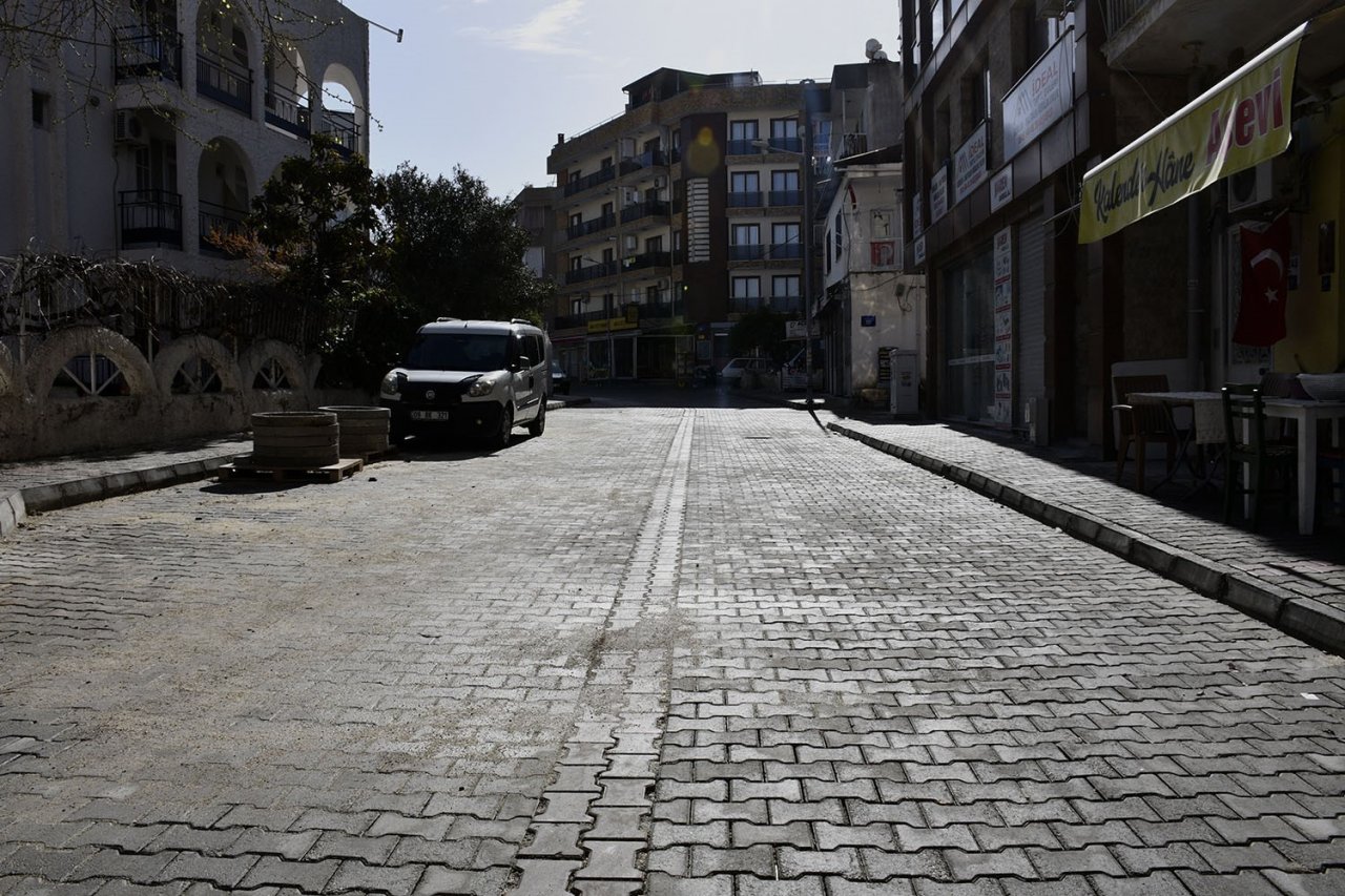 Kuşadası Cumhuriyet Mahallesi’nde yol çalışması sürüyor