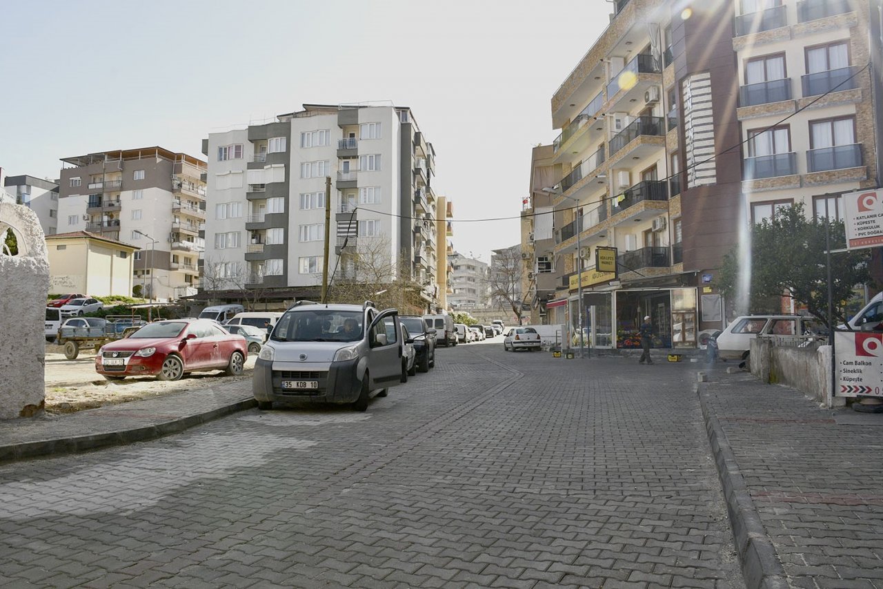 Kuşadası Cumhuriyet Mahallesi’nde yol çalışması sürüyor