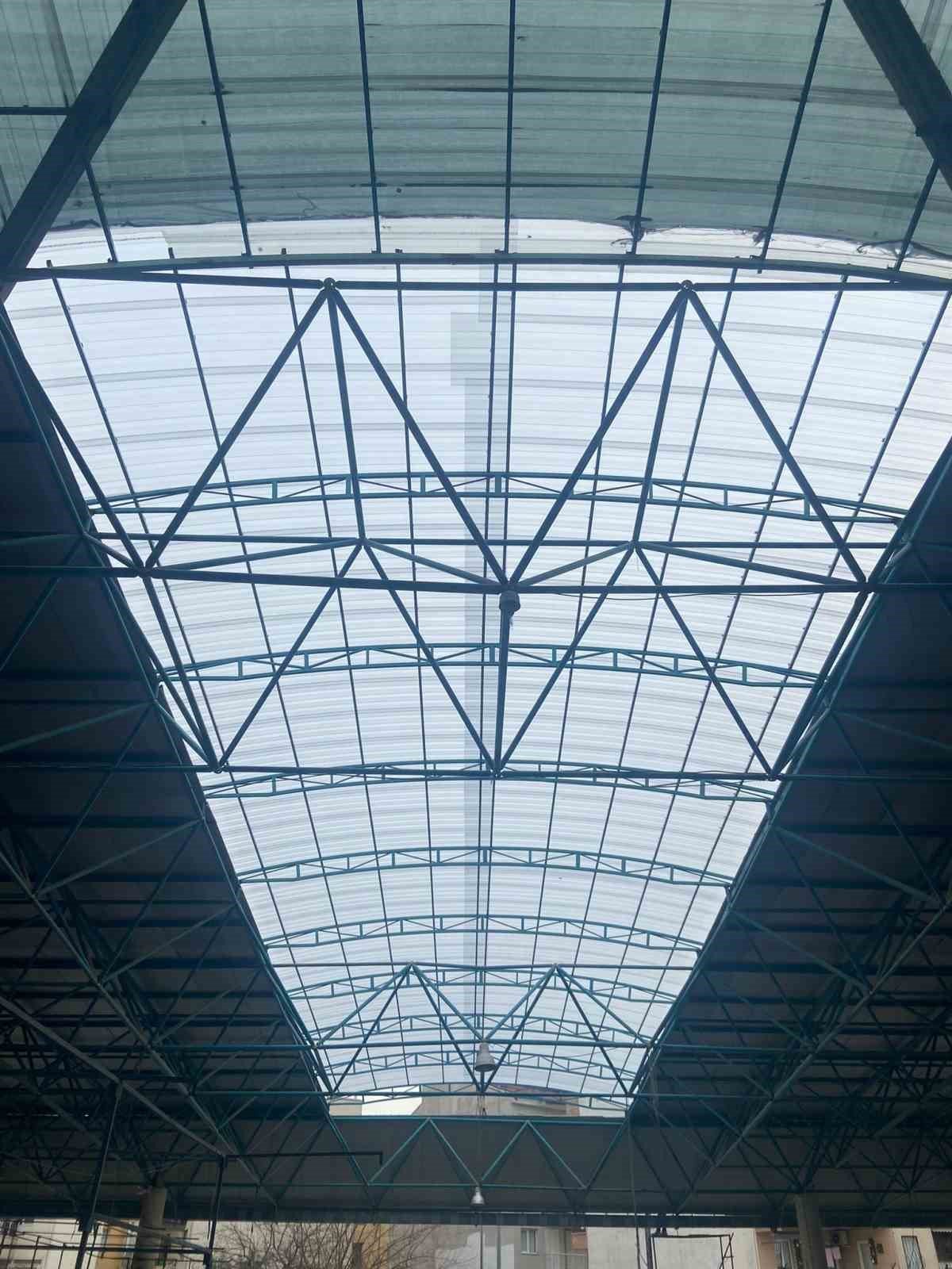 Davutlar Kapalı Pazar Yerinin çatısı yenilendi