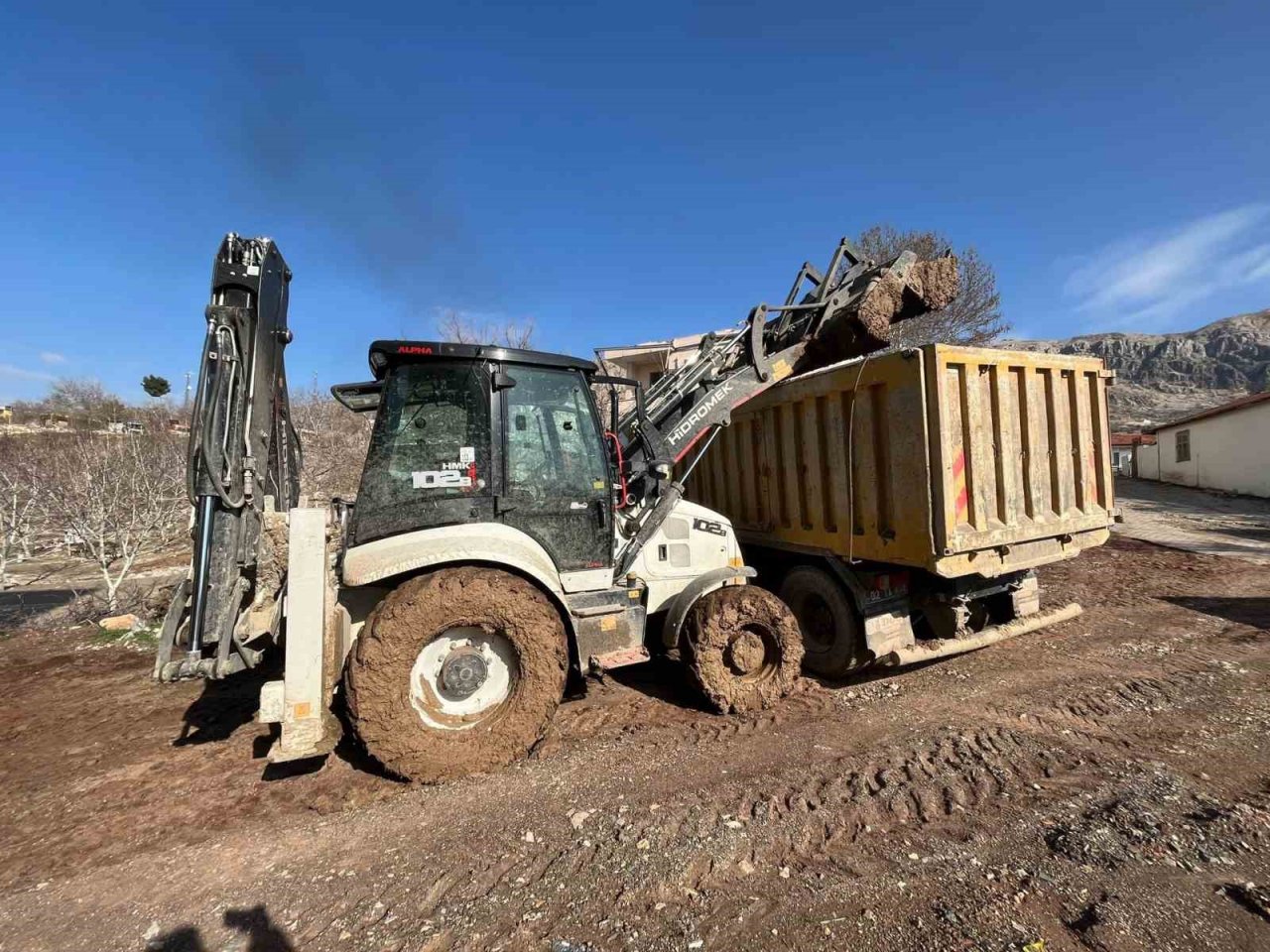 İzmit Belediyesi ekipleri, sel bölgesinde aralıksız çalışıyor
