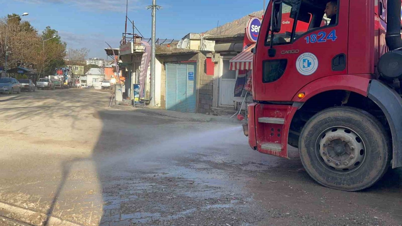 İzmit Belediyesi ekipleri, sel bölgesinde aralıksız çalışıyor
