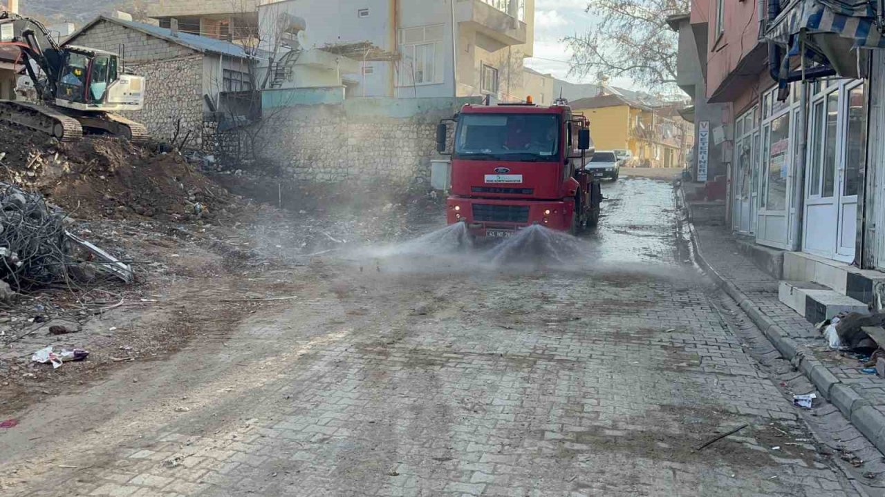 İzmit Belediyesi ekipleri, sel bölgesinde aralıksız çalışıyor