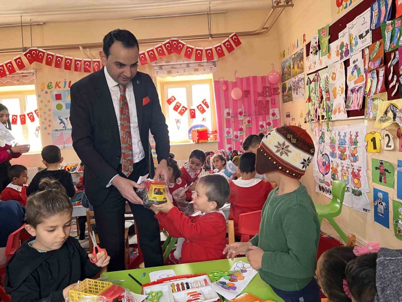 Kaymakam Karakaş öğrencilere oyuncak verdi