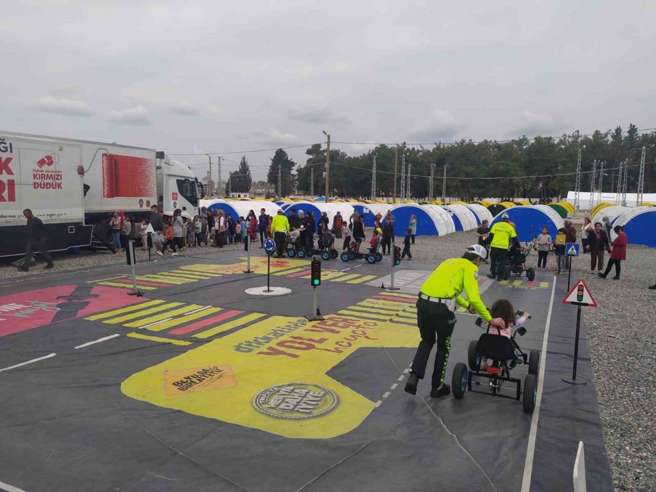 Depremzede çocuklara uygulamalı trafik eğitimi