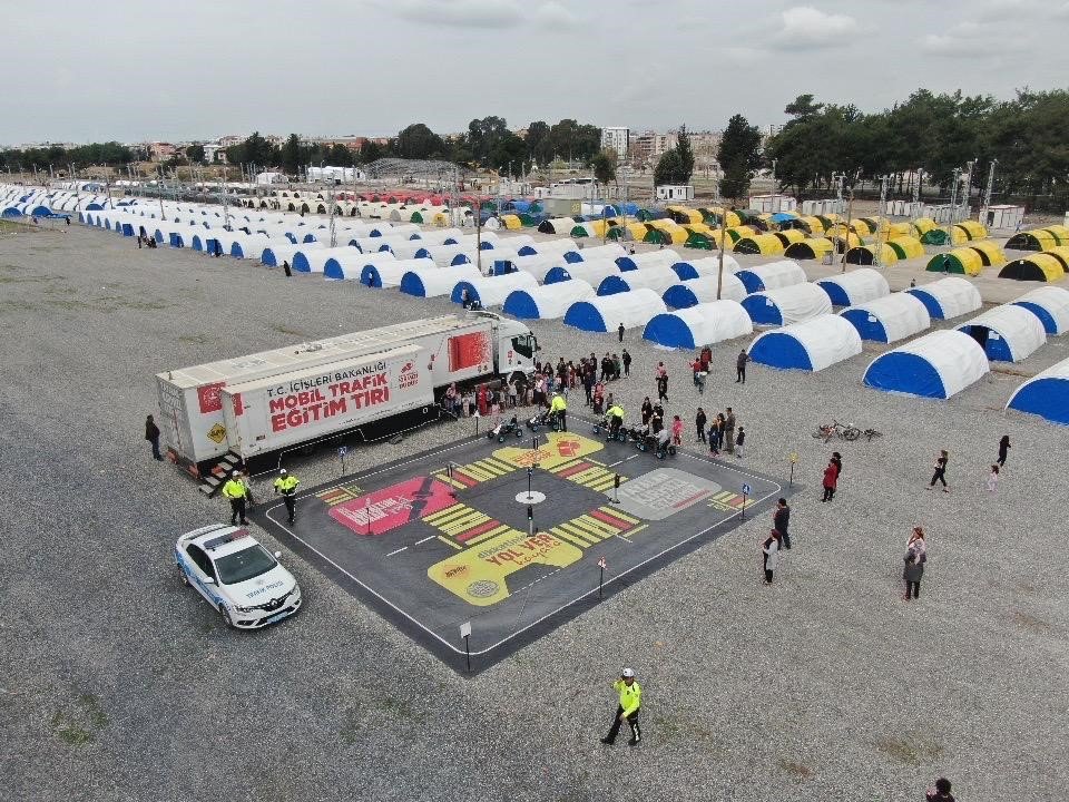 Depremzede çocuklara uygulamalı trafik eğitimi