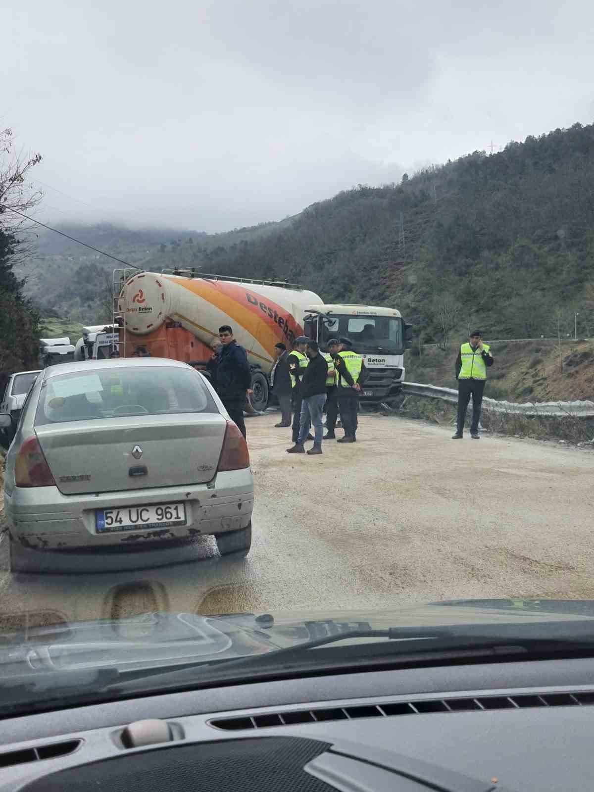 Makaslayan tır Yığılca yolunu trafiğe kapattı