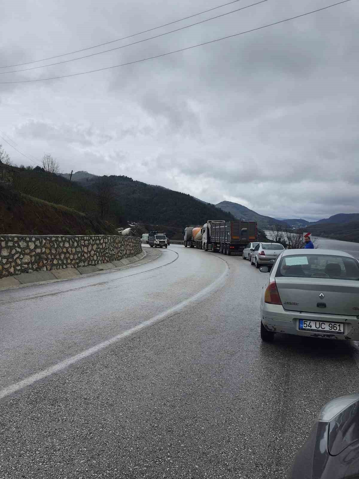 Makaslayan tır Yığılca yolunu trafiğe kapattı