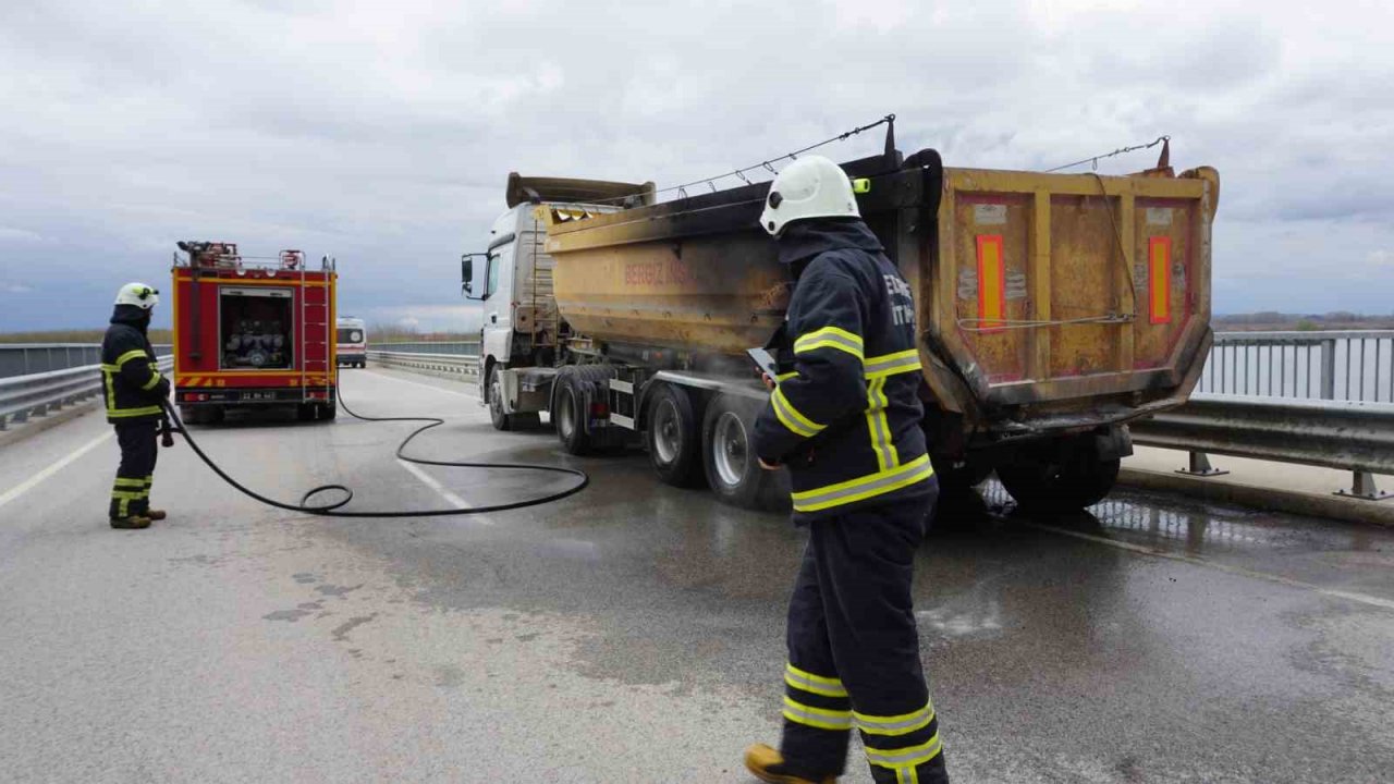 Sıcak asfalt malzemesi yüklü tırda yangın