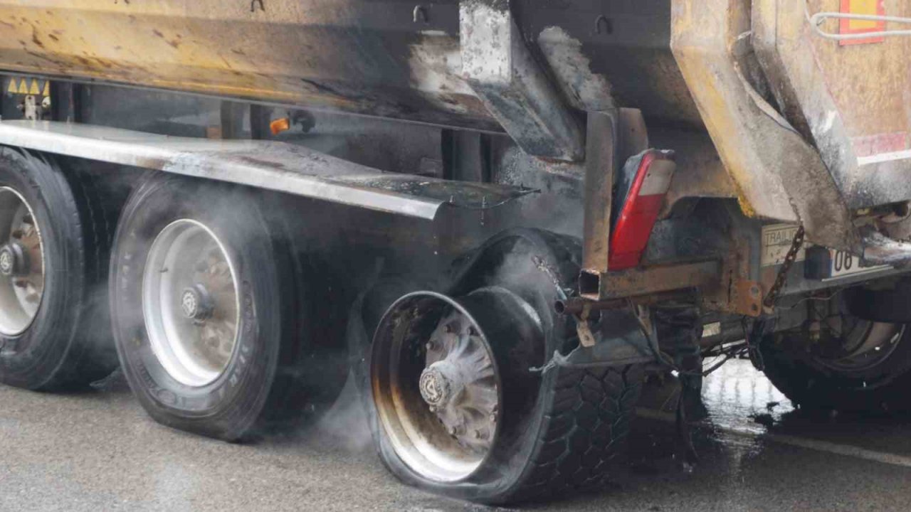 Sıcak asfalt malzemesi yüklü tırda yangın