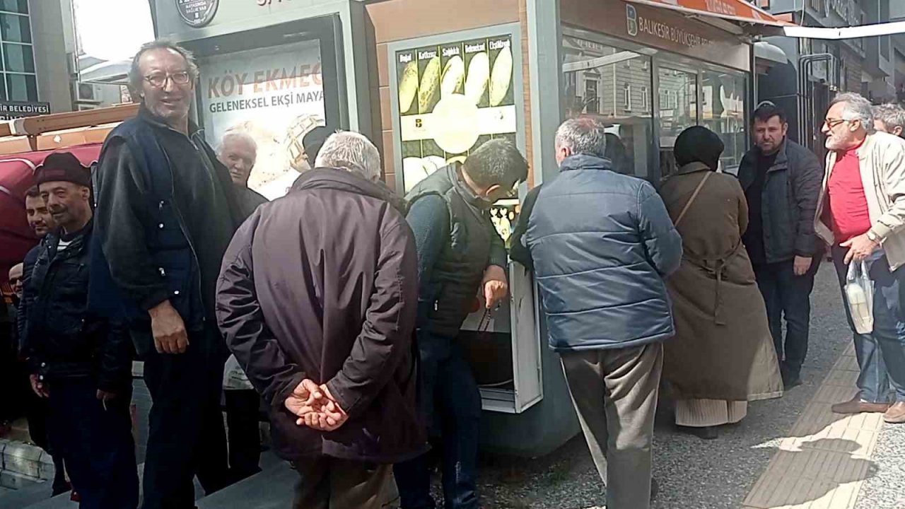 Edremit’te vatandaş Fırıntaş’ın 350 gramlık pidesine hücum etti