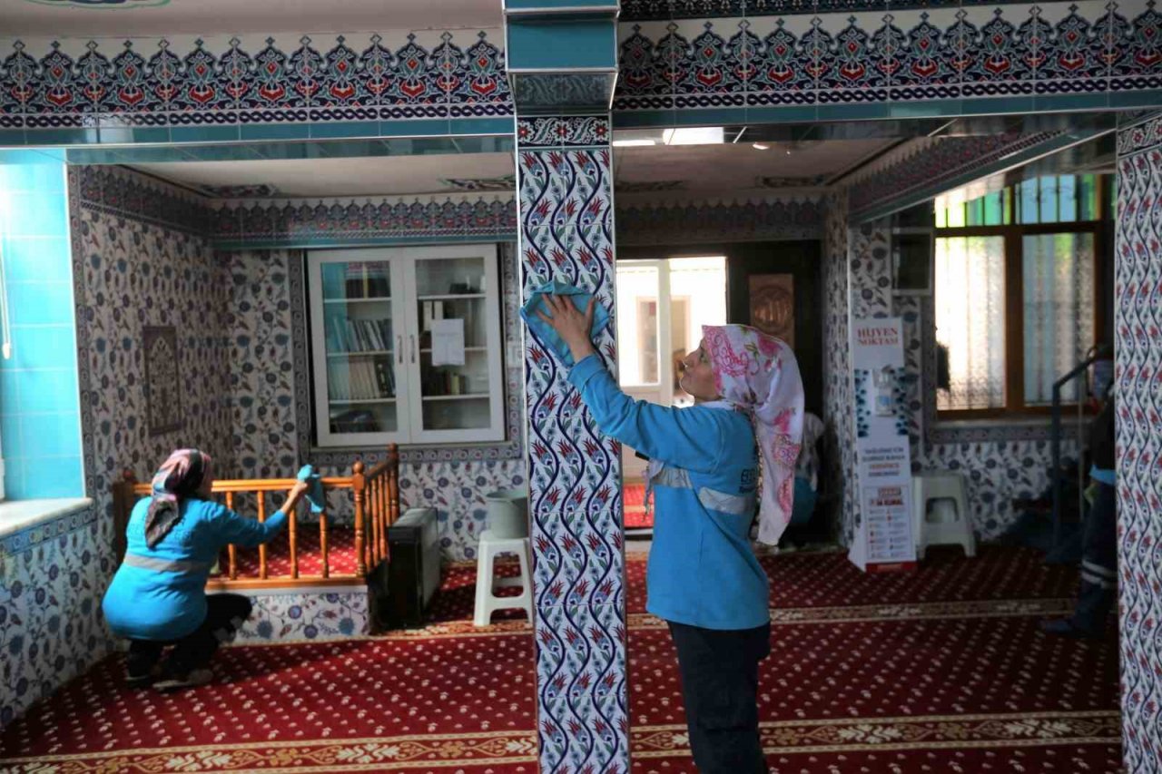 Efeler Belediyesi’nden ibadethanelerde temizlik çalışması