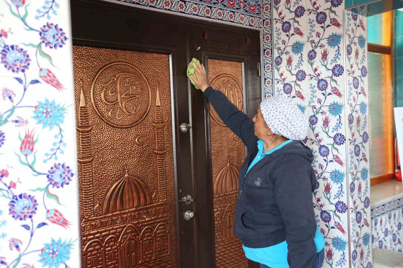 Efeler Belediyesi’nden ibadethanelerde temizlik çalışması