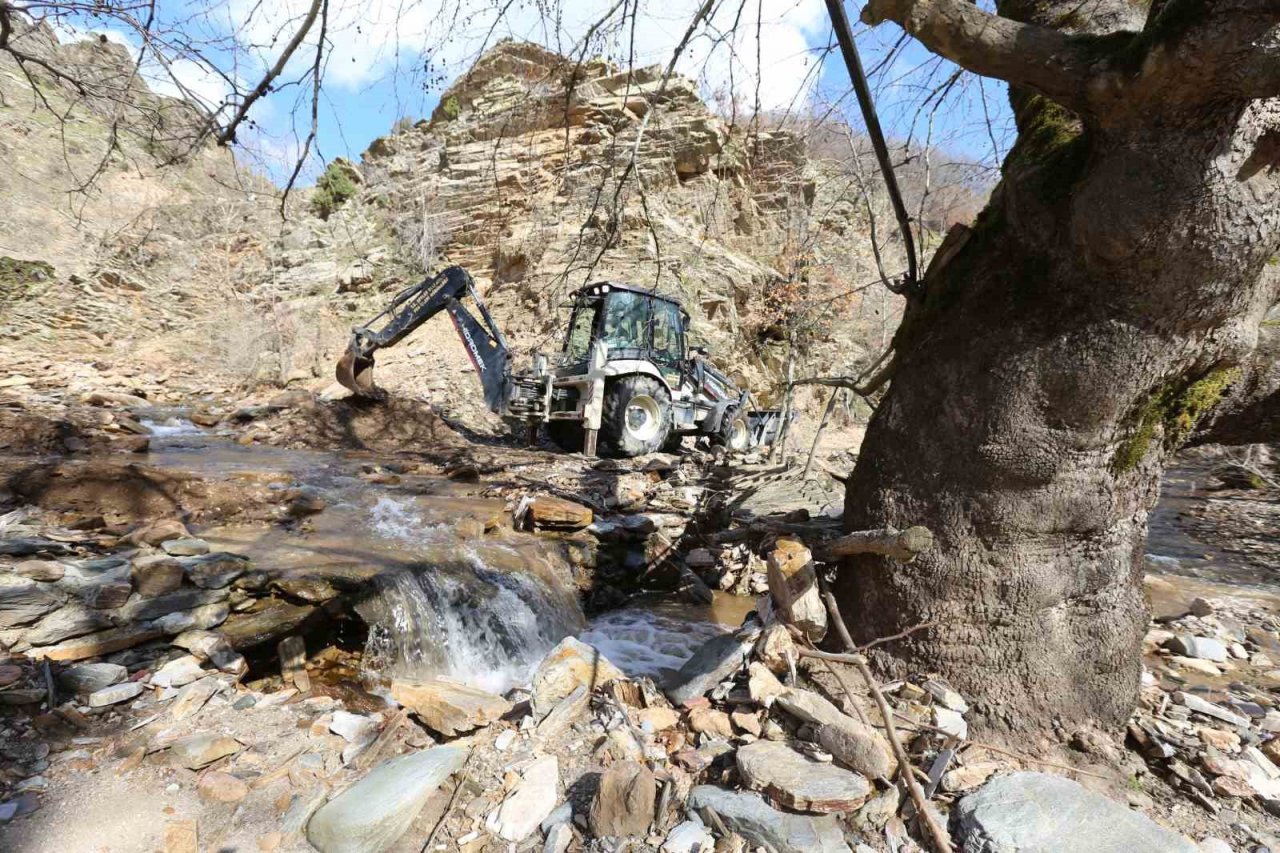 Efeler Belediyesi, yağış nedeniyle kapanan yollara müdahale etti