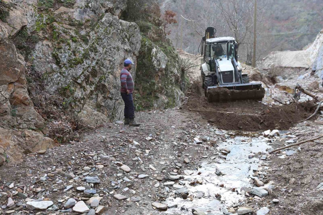 Efeler Belediyesi, yağış nedeniyle kapanan yollara müdahale etti