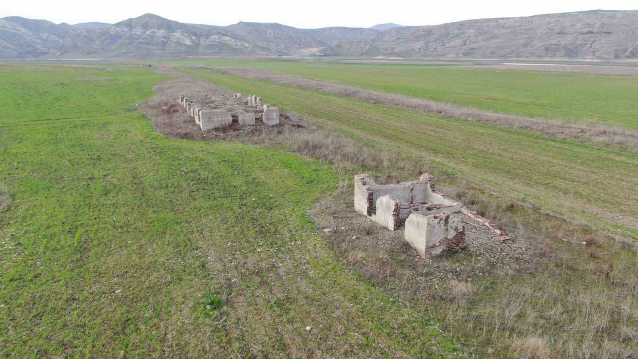 Sular çekildi, eski tren garı gün yüzüne çıktı