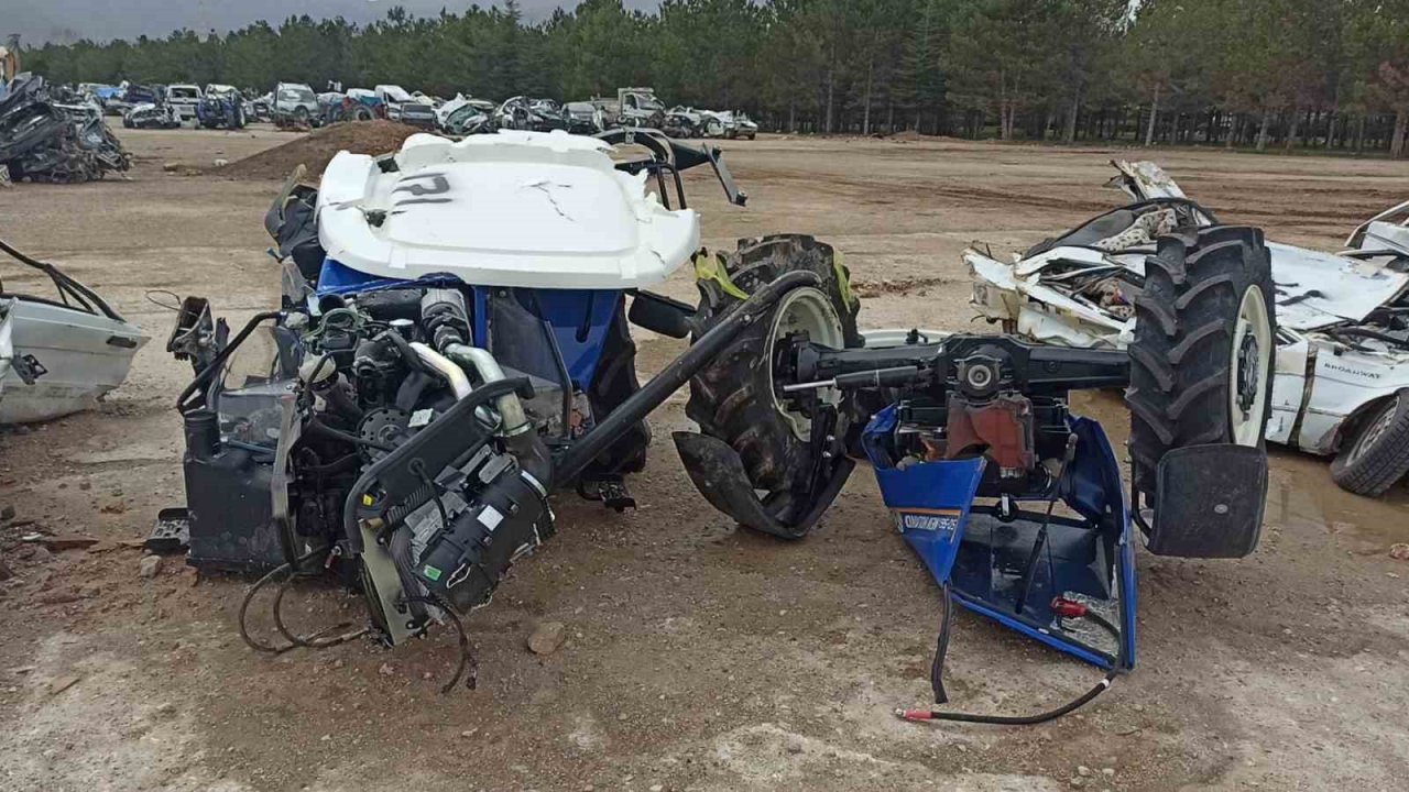 Enkaz altından çıkan traktörler, yüz binlerce liralık masrafla yeniden tarlaya dönüyor
