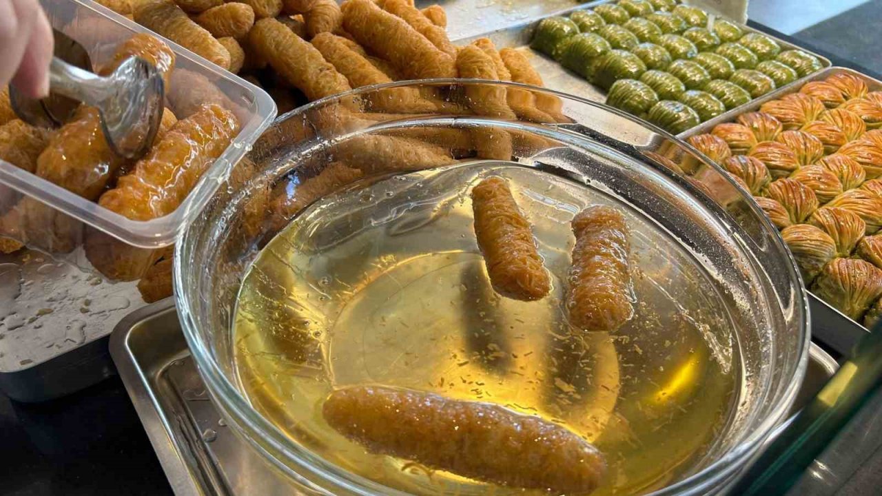 Erzurum’da iftar sofralarının vazgeçilmez tatlısı ‘kadayıf dolması’