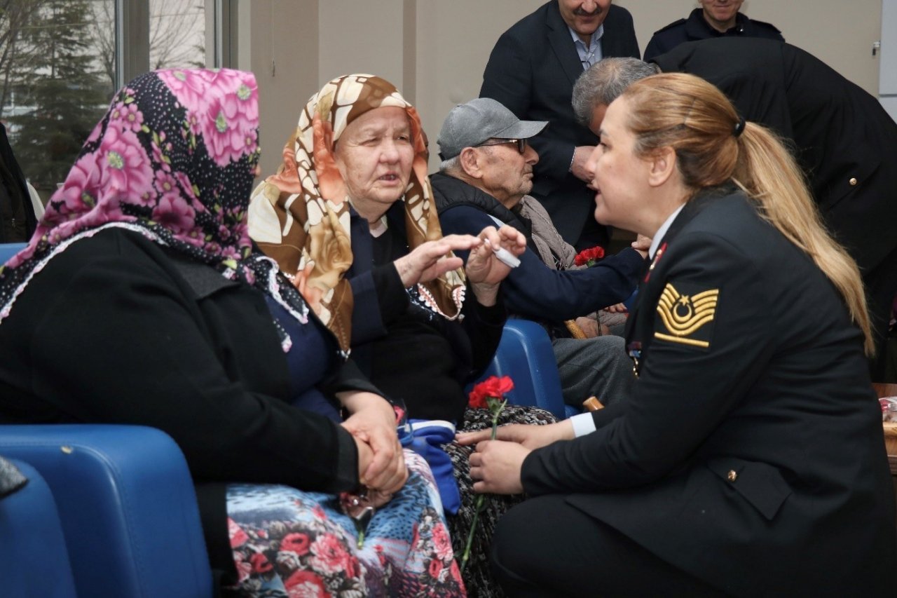 Jandarma ekiplerinden Yaşlılar Haftası ziyareti