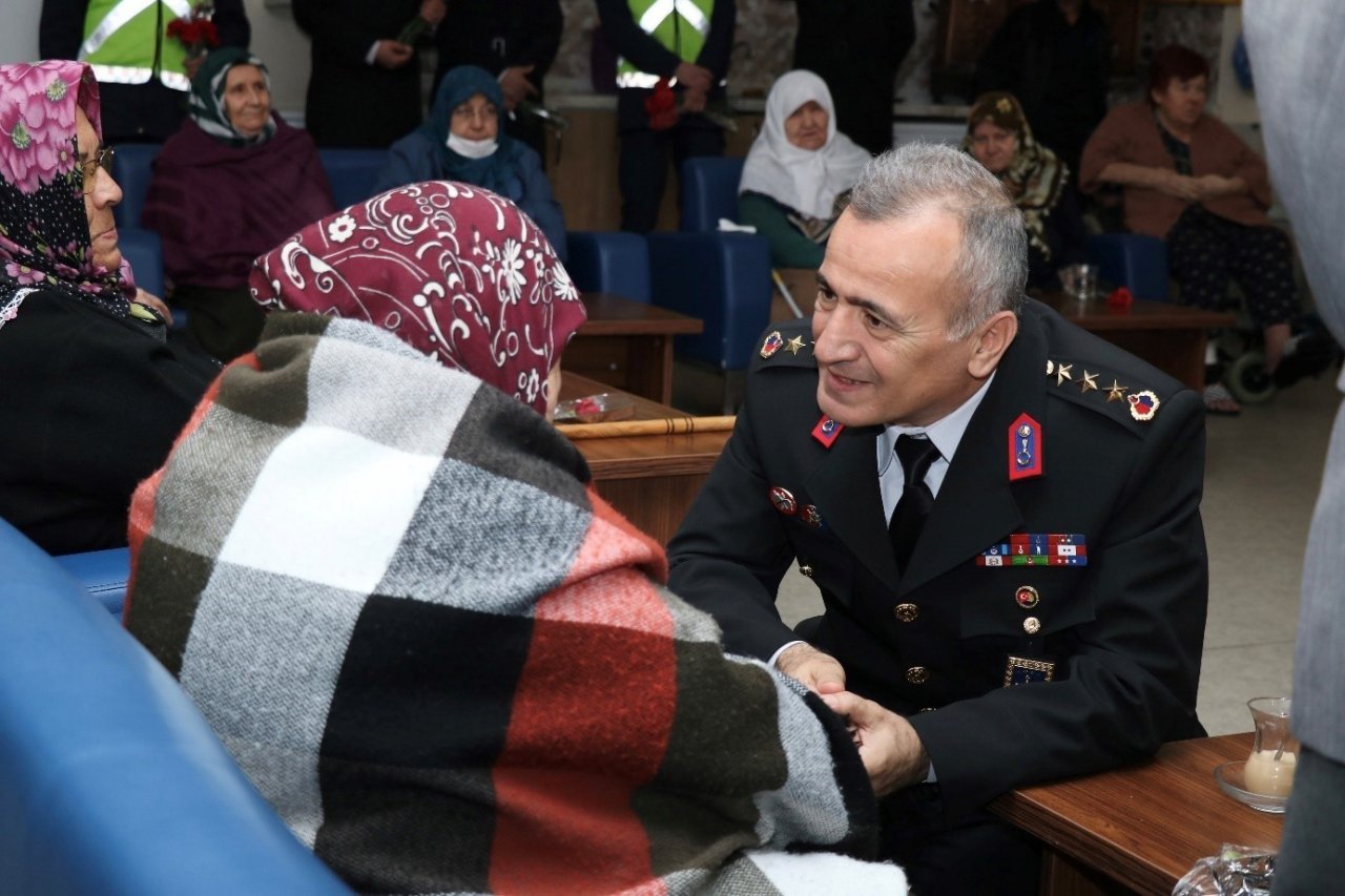 Jandarma ekiplerinden Yaşlılar Haftası ziyareti
