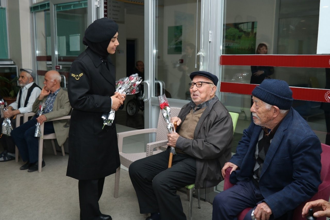 Jandarma ekiplerinden Yaşlılar Haftası ziyareti