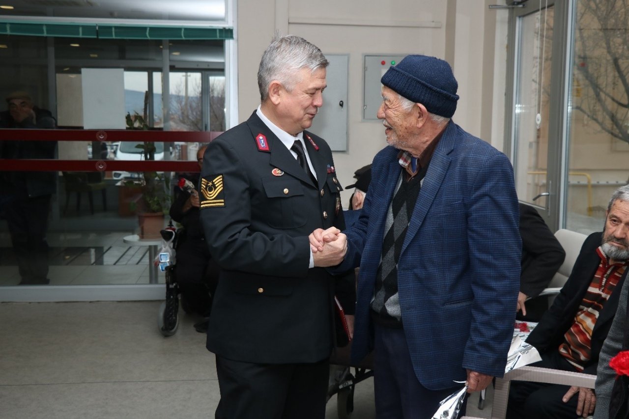 Jandarma ekiplerinden Yaşlılar Haftası ziyareti