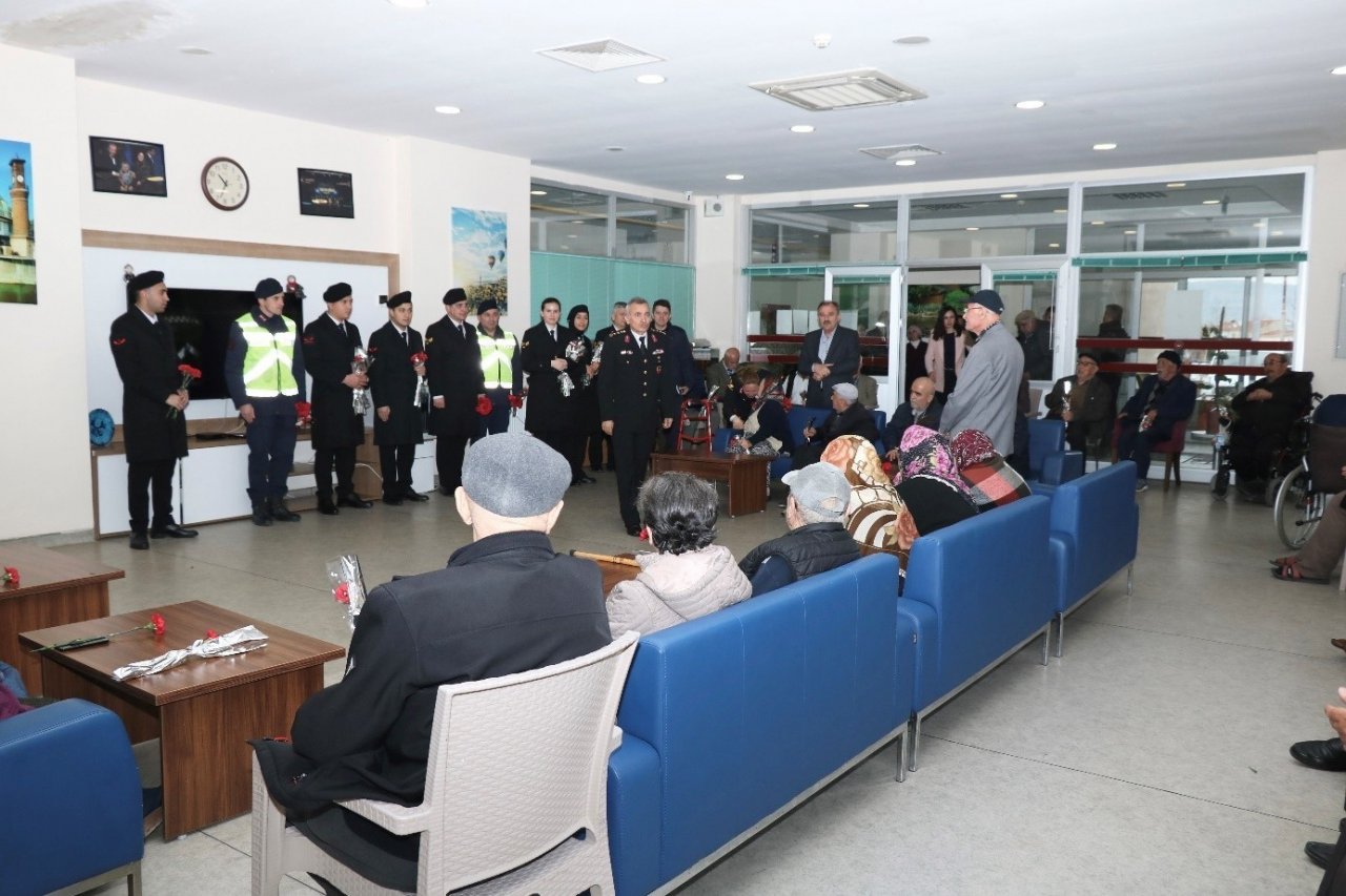 Jandarma ekiplerinden Yaşlılar Haftası ziyareti