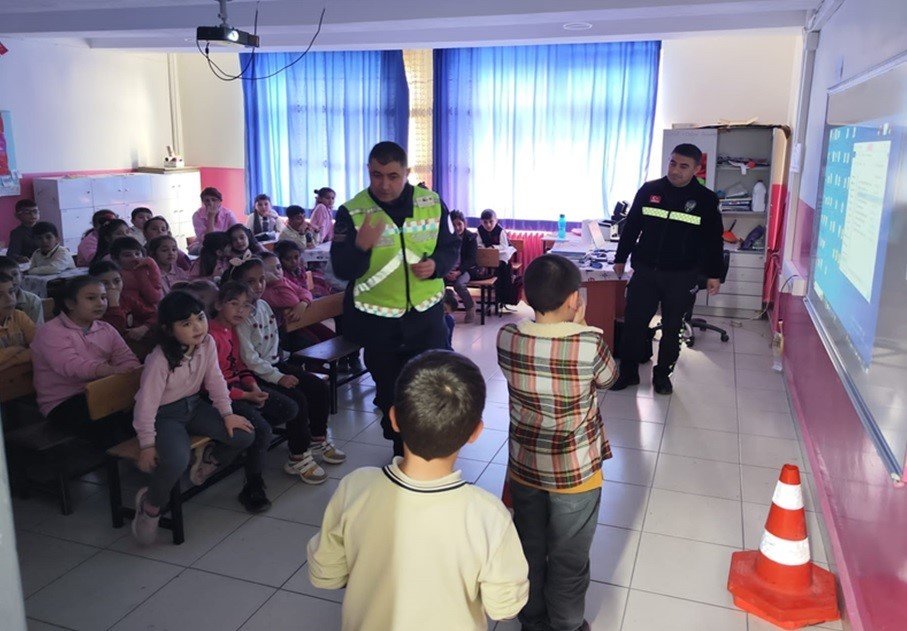 Jandarmadan öğrenci ve öğretmenlere trafik eğitimi