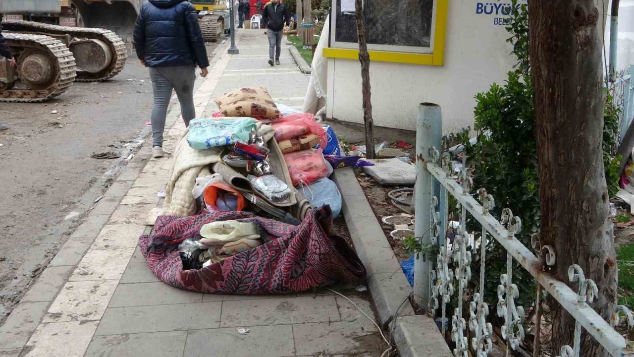 Malatya’da ağır hasarlı binaların yıkımı sürüyor