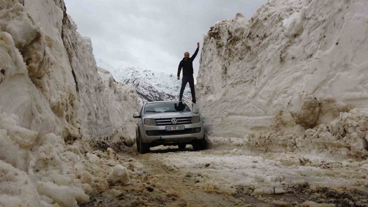 Yüksekova’da 5 metreyi bulan kar tünelleri