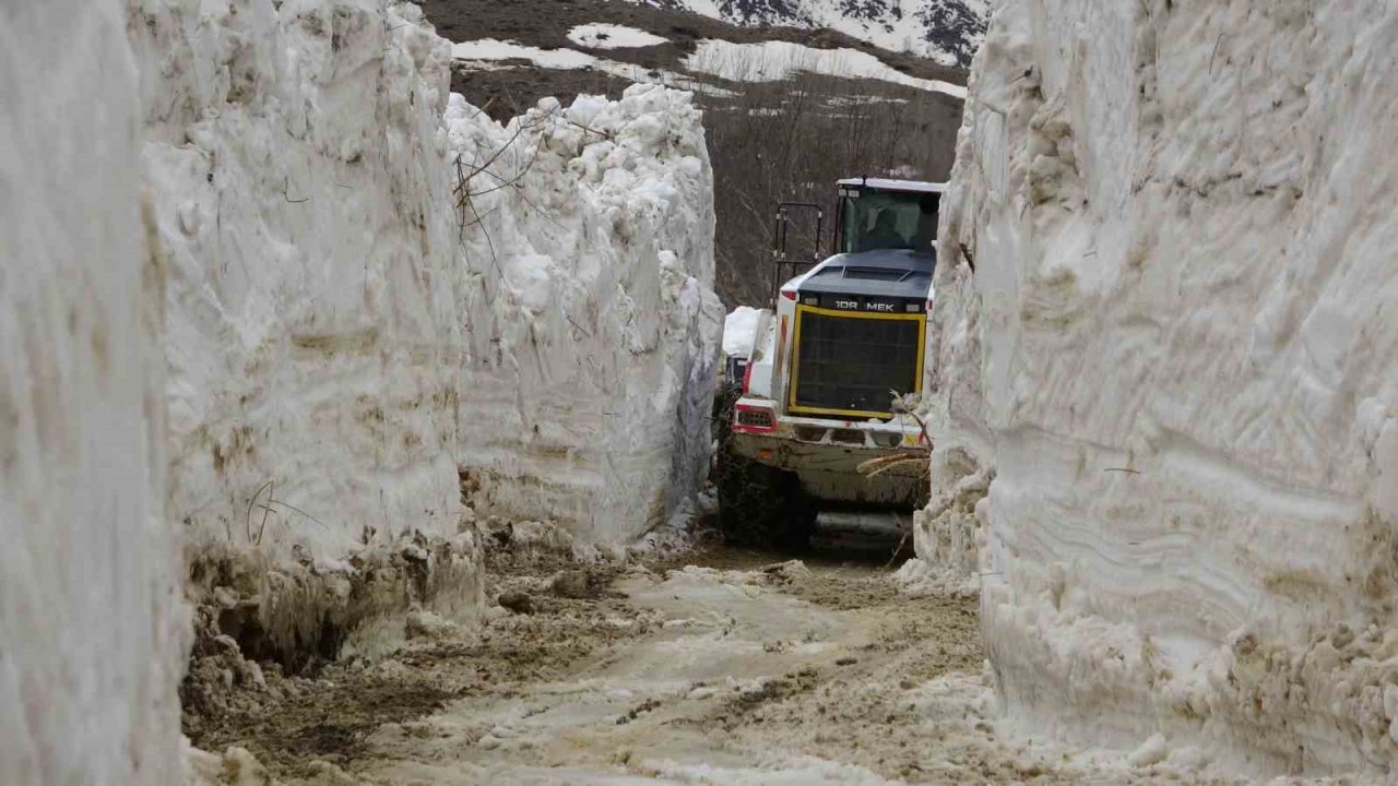 Yüksekova’da 5 metreyi bulan kar tünelleri
