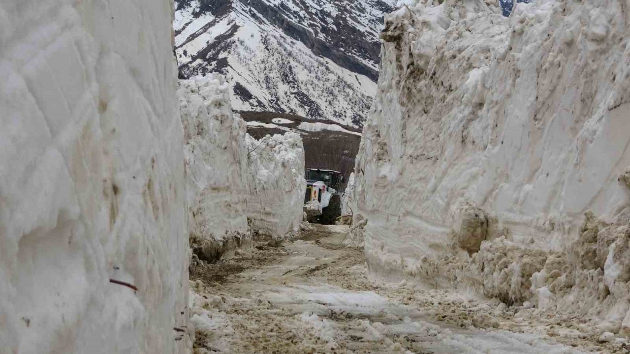 Yüksekova’da 5 metreyi bulan kar tünelleri