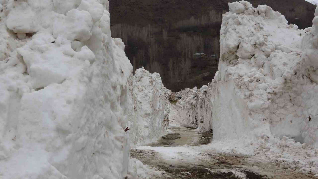 Yüksekova’da 5 metreyi bulan kar tünelleri