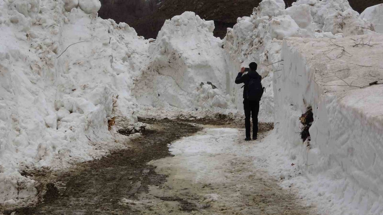 Yüksekova’da 5 metreyi bulan kar tünelleri