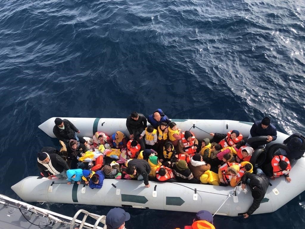 İzmir’de 54 göçmen kurtarıldı